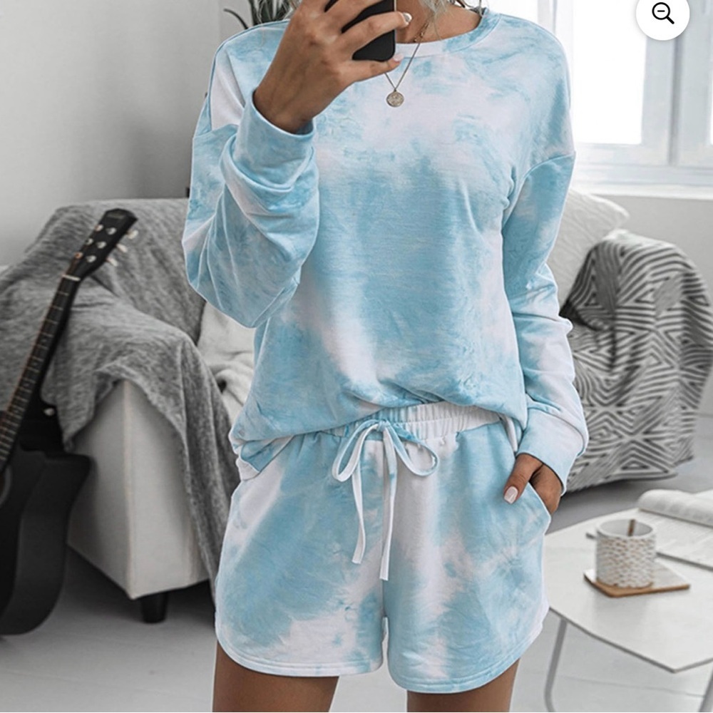 Women's Blue Tie Dye Pajama Lounge Set Medium Long Sleeve + Shorts NWOT - Picture 3 of 5